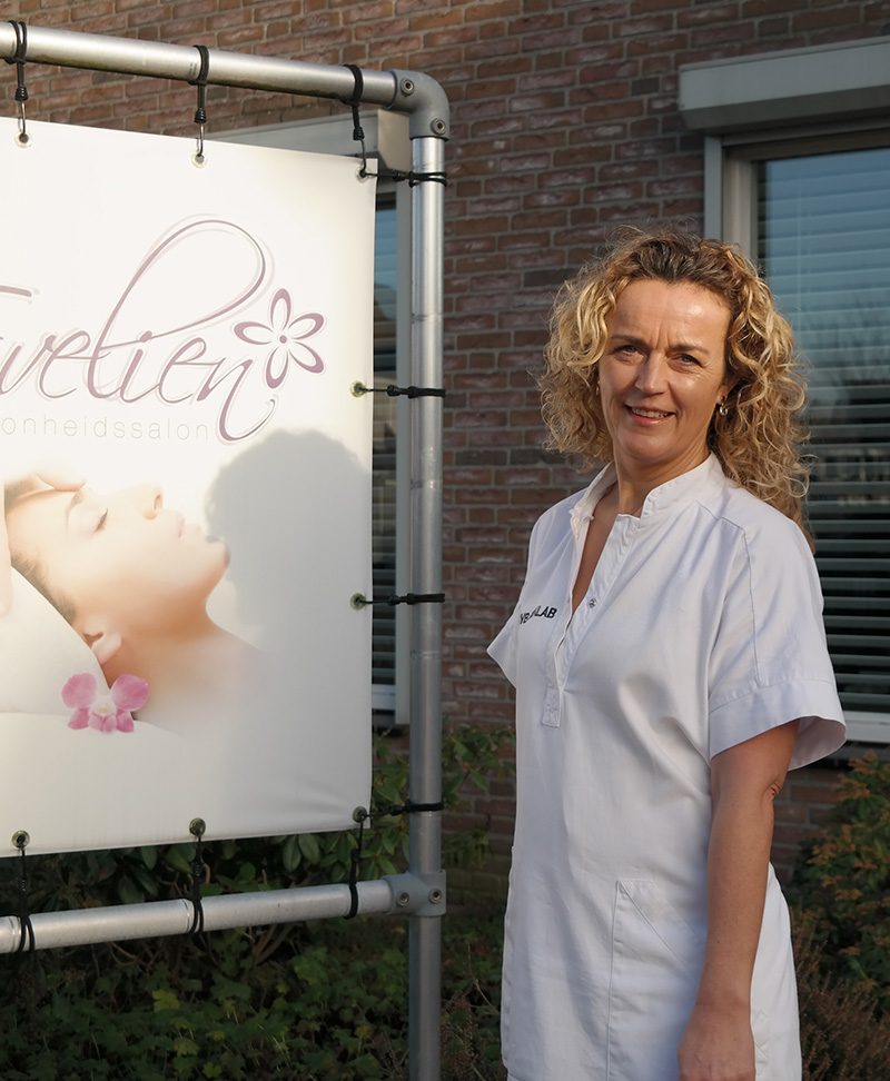 Evelien bij de banner van haar schoonheidssalon