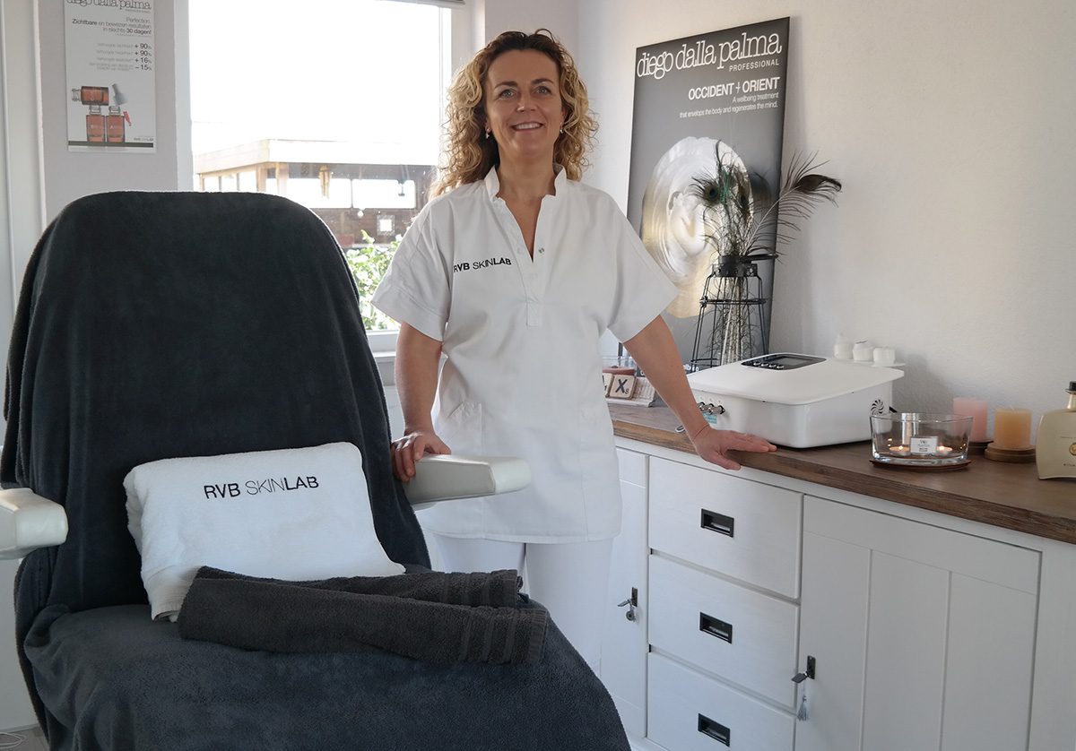 Evelien in haar schoonheidssalon in Geffen, bij de behandelstoel en producten van Diego Dalla Palma