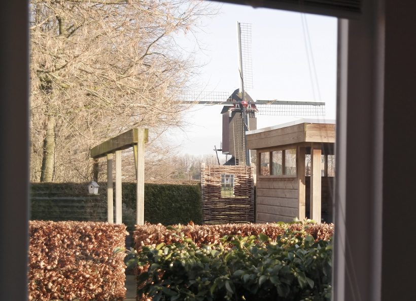 Uitzicht vanuit de salon op de molen van Geffen